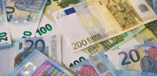 Comment économiser de l'argent pour investir dans des placements rentables ?