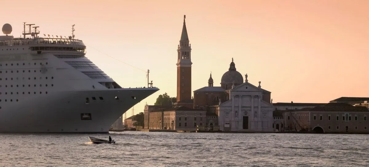 Navire de croisière à Venise sous un ciel ensoleillé