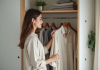 Femme stylée choisissant un vêtement dans un dressing minimaliste