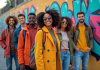 Groupe de jeunes en streetwear devant un mur graffiti coloré