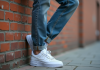 Jeune homme en ville portant des Nike Air Force 1 blanches
