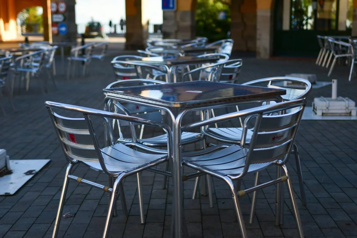 ensemble de table et chaises en métal pour jardin élégant