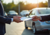 Homme remettant des clés de voiture et documents en extérieur